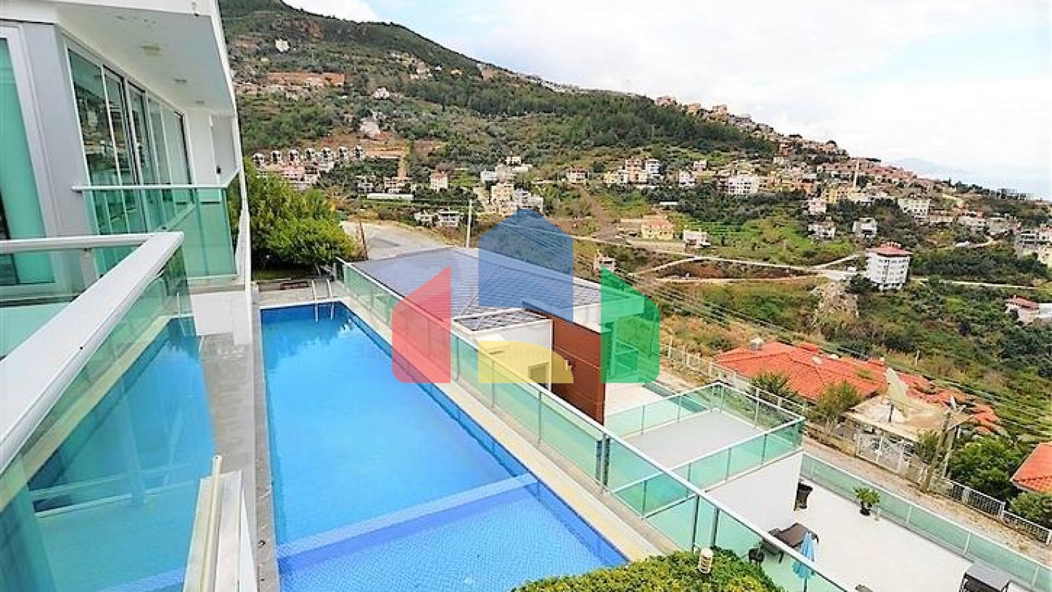 Вилла планировки 4+2 с видом на историческую крепость