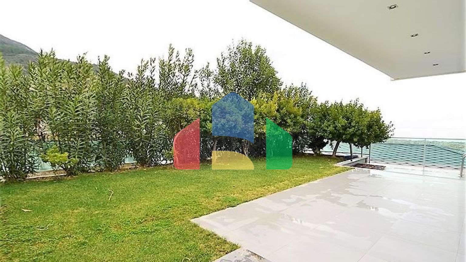 Вилла планировки 4+2 с видом на историческую крепость