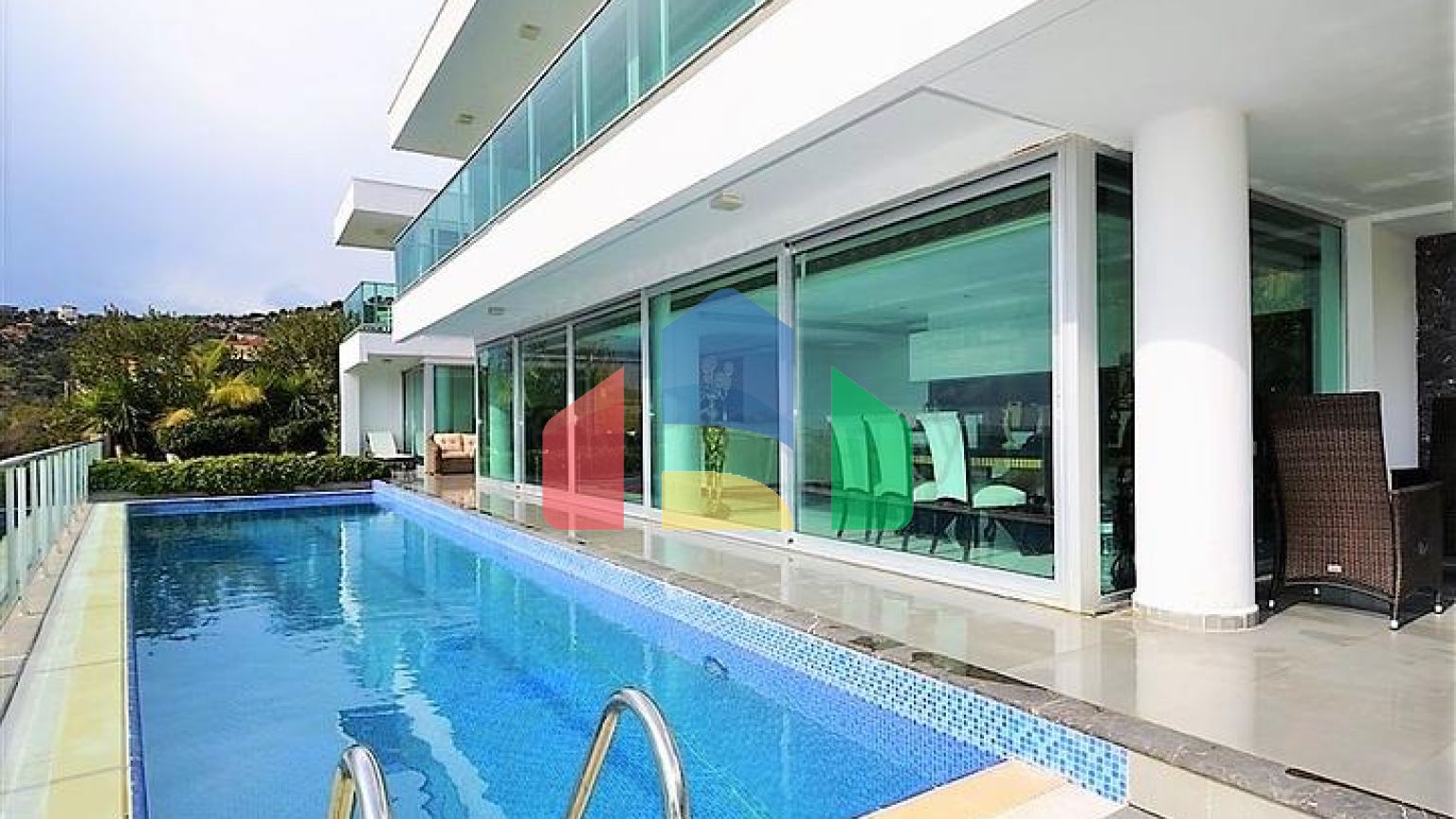 Вилла планировки 4+2 с видом на историческую крепость