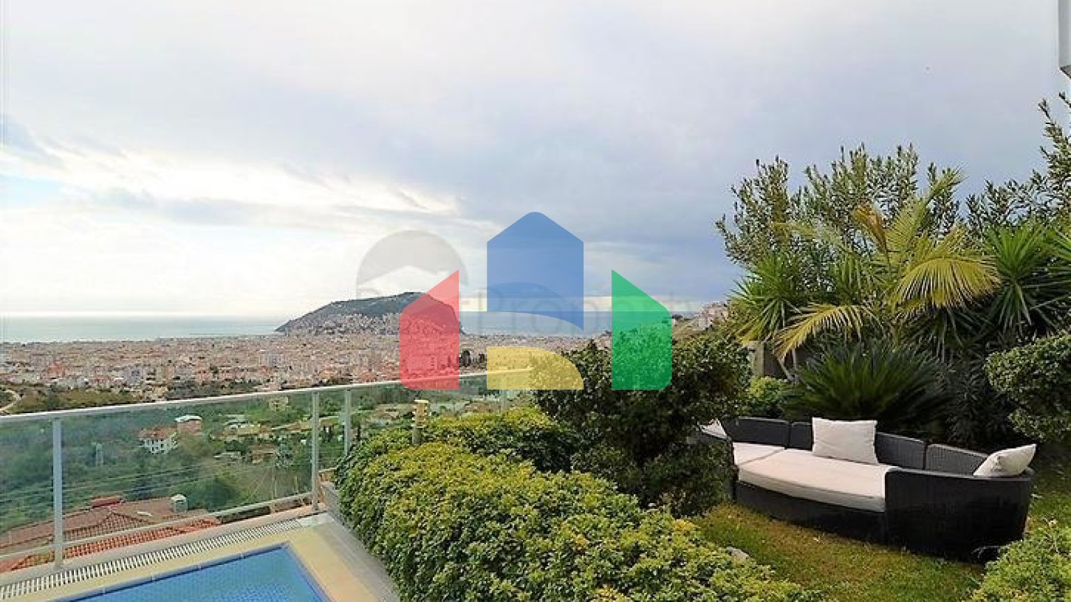 Вилла планировки 4+2 с видом на историческую крепость