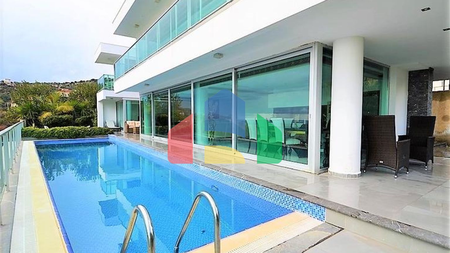 Вилла планировки 4+2 с видом на историческую крепость