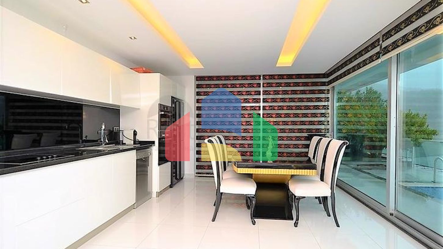 Вилла планировки 4+2 с видом на историческую крепость