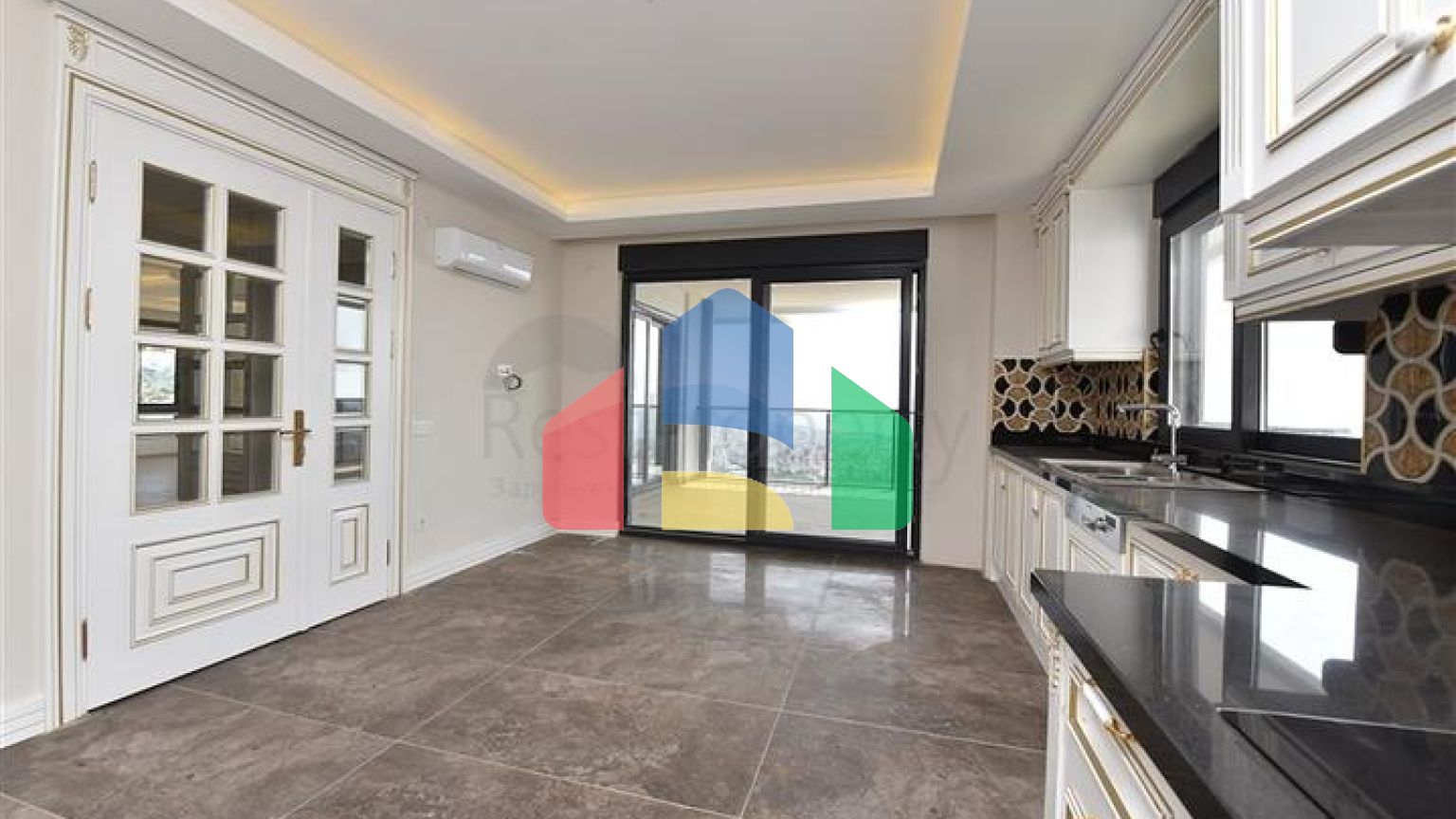 Простора вілла в центрі Аланії з красивим панорамним видом на море