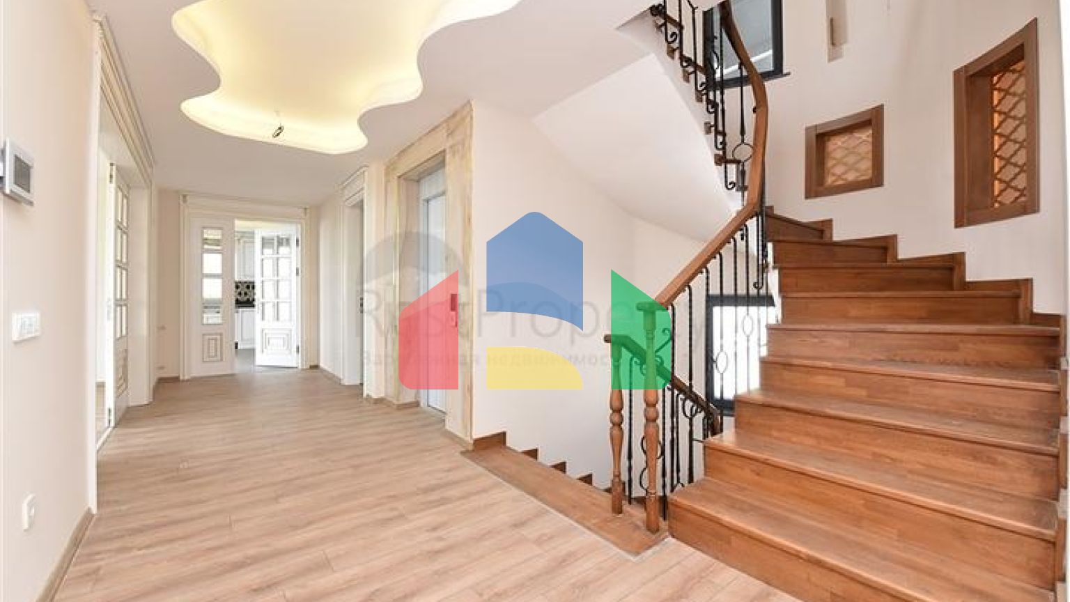 Простора вілла в центрі Аланії з красивим панорамним видом на море