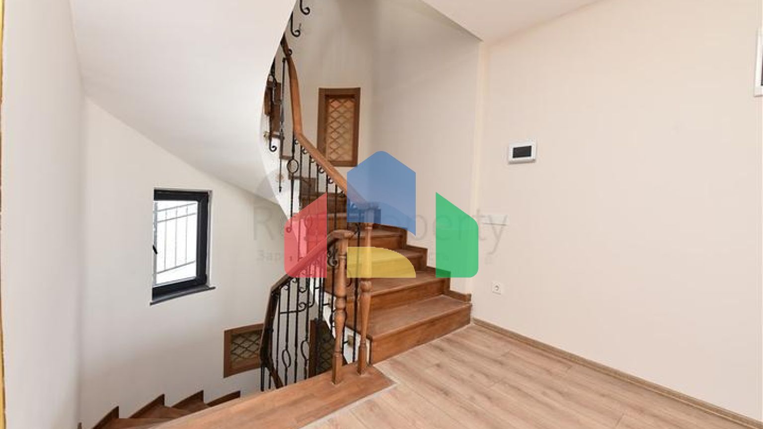 Простора вілла в центрі Аланії з красивим панорамним видом на море