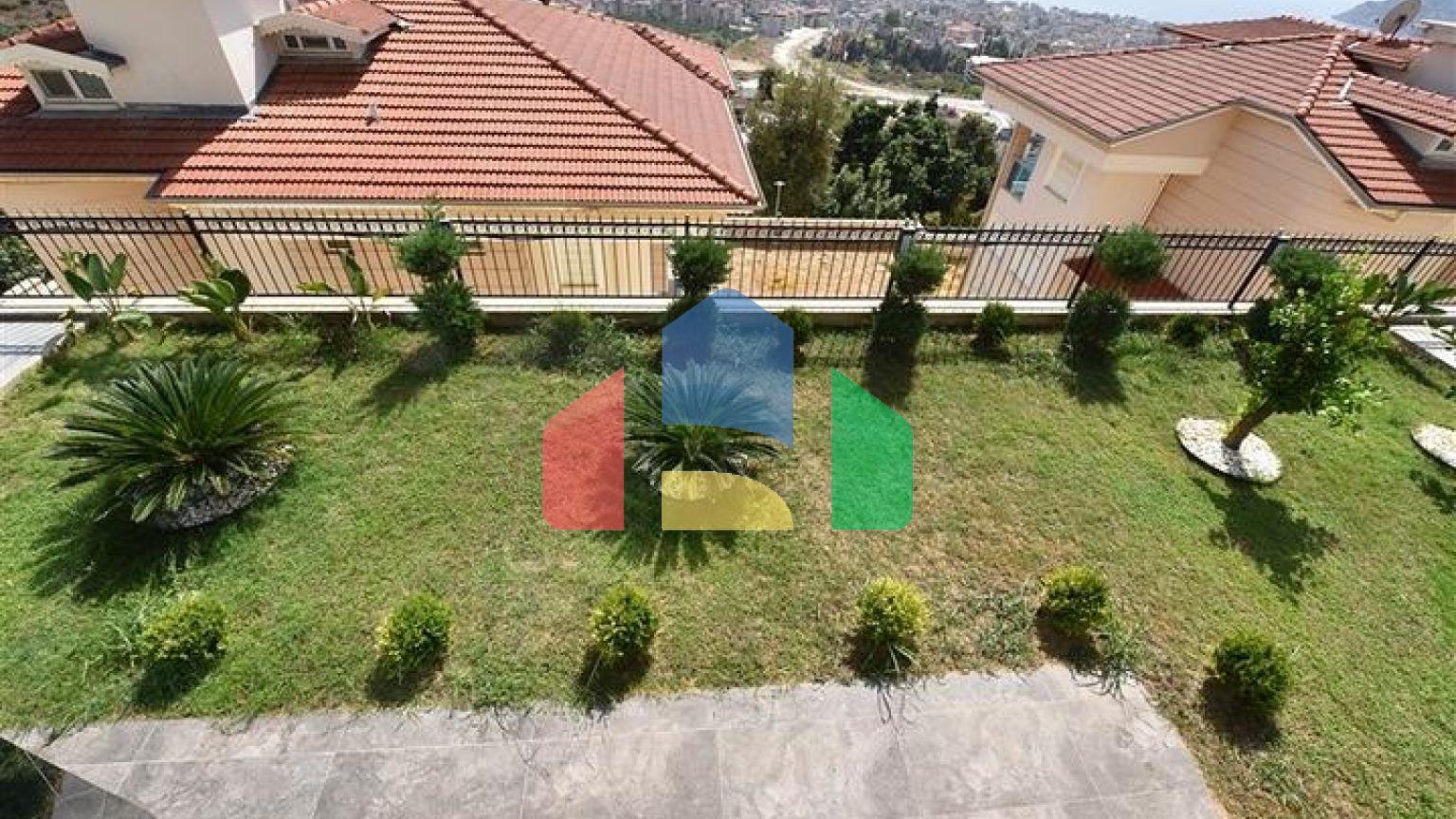 Простора вілла в центрі Аланії з красивим панорамним видом на море