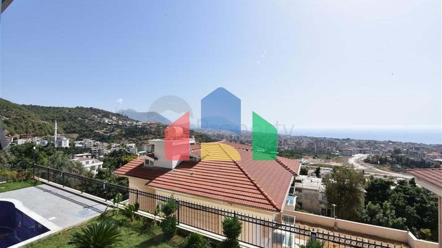 Простора вілла в центрі Аланії з красивим панорамним видом на море