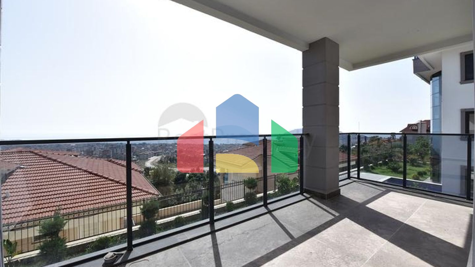 Простора вілла в центрі Аланії з красивим панорамним видом на море