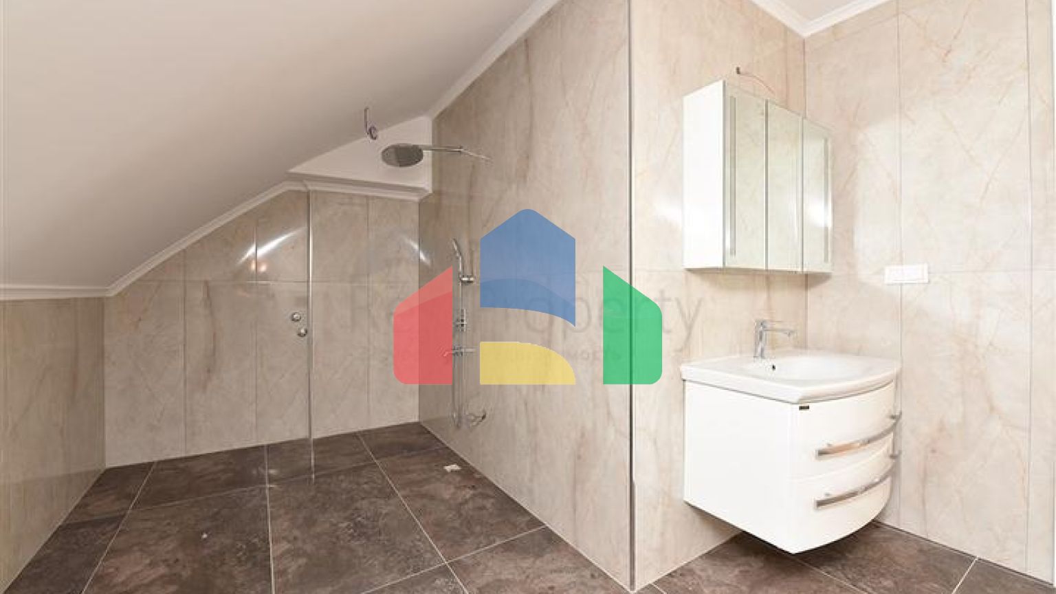 Простора вілла в центрі Аланії з красивим панорамним видом на море