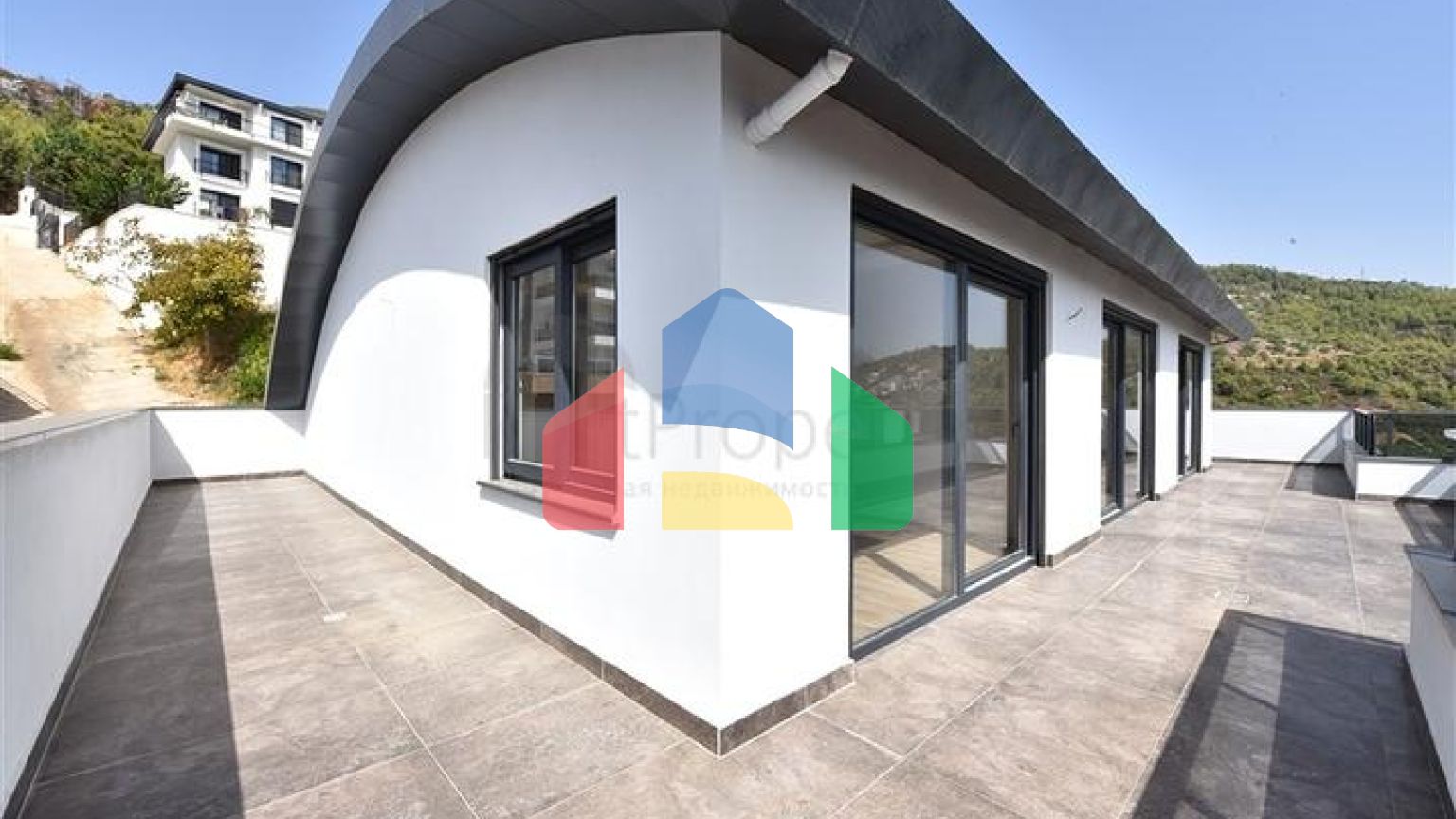 Простора вілла в центрі Аланії з красивим панорамним видом на море