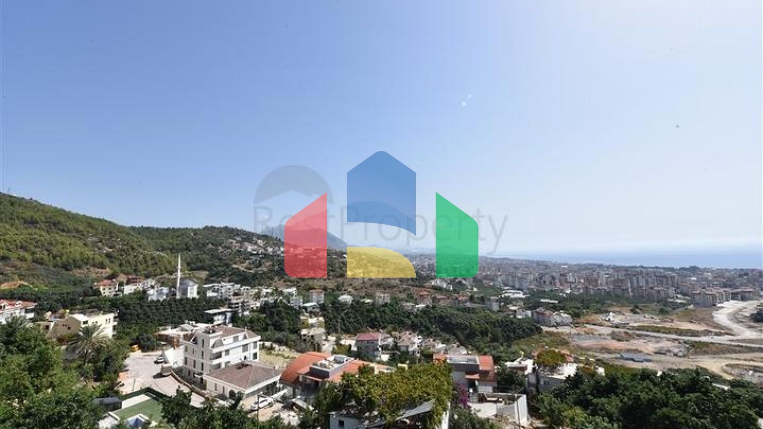 Простора вілла в центрі Аланії з красивим панорамним видом на море