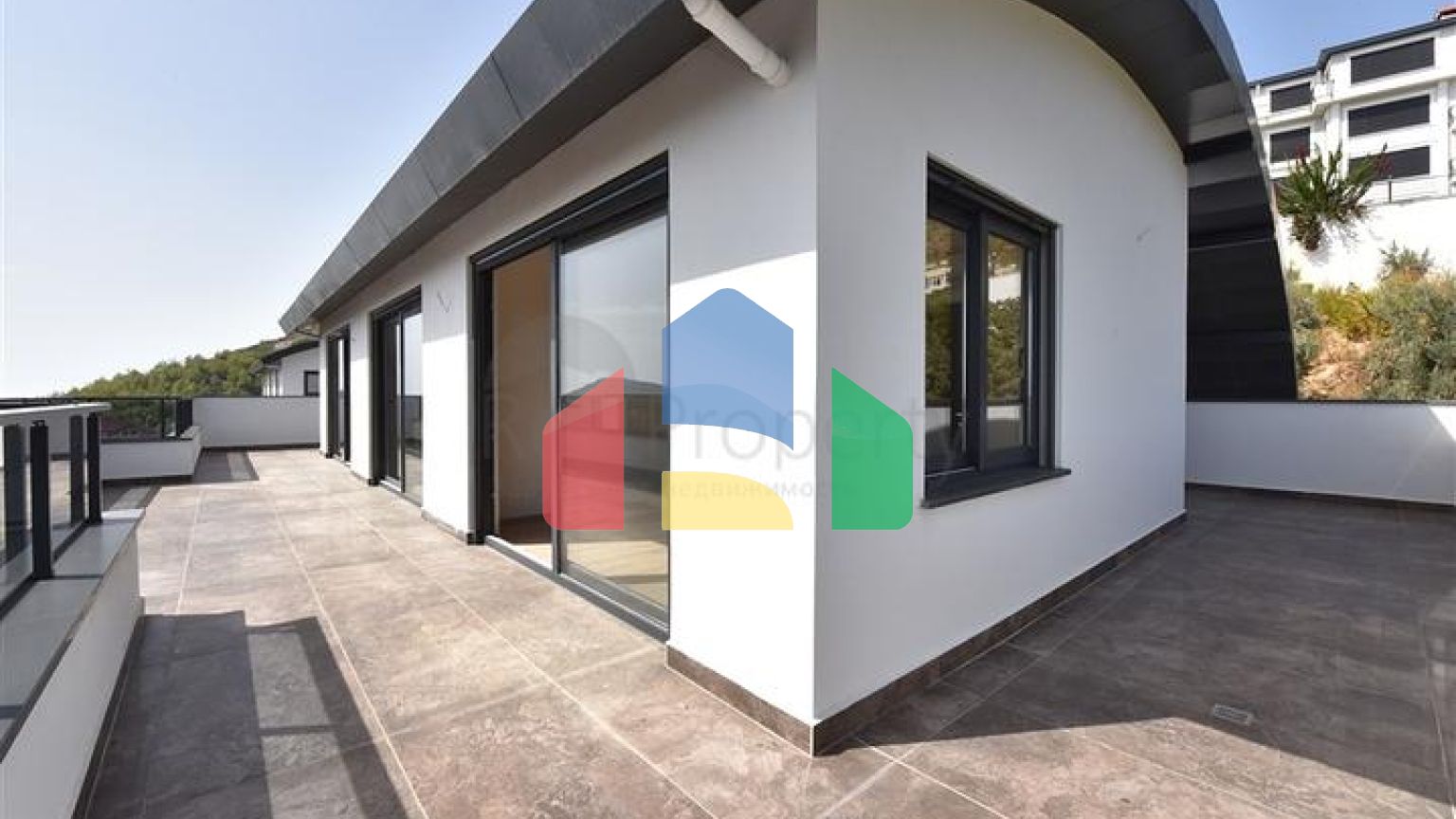 Простора вілла в центрі Аланії з красивим панорамним видом на море