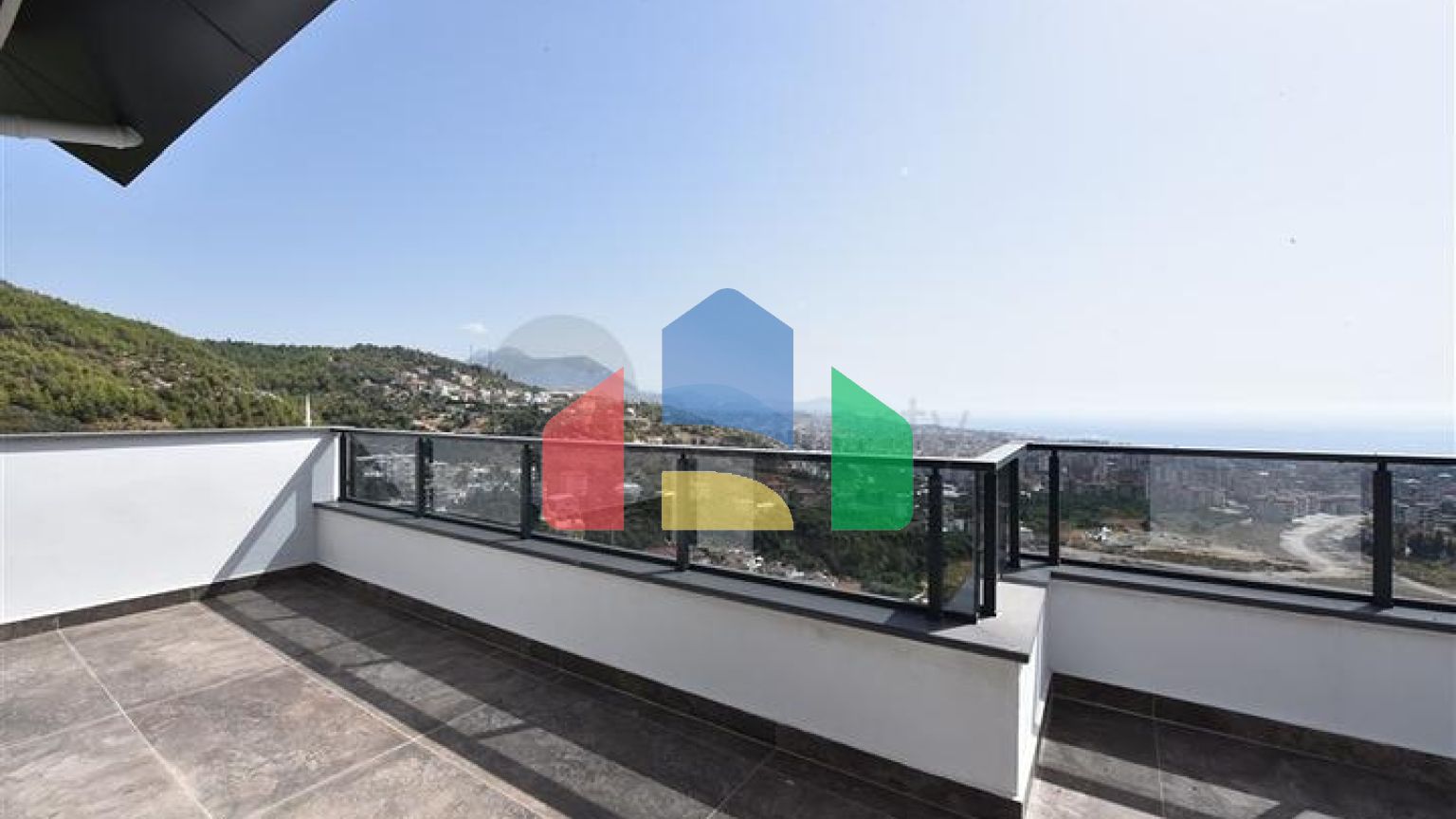 Простора вілла в центрі Аланії з красивим панорамним видом на море