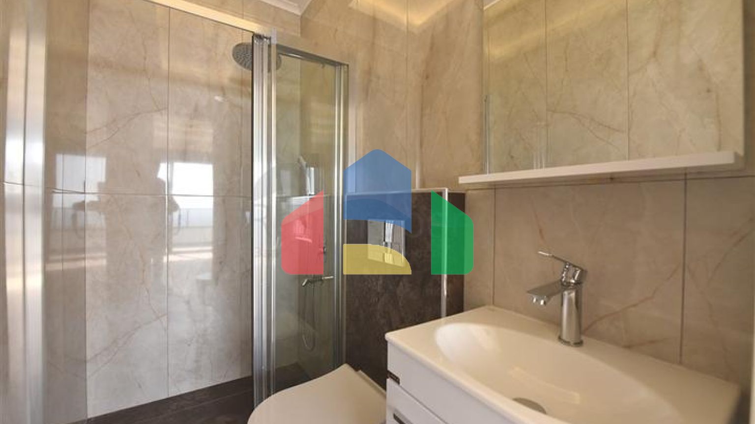 Простора вілла в центрі Аланії з красивим панорамним видом на море