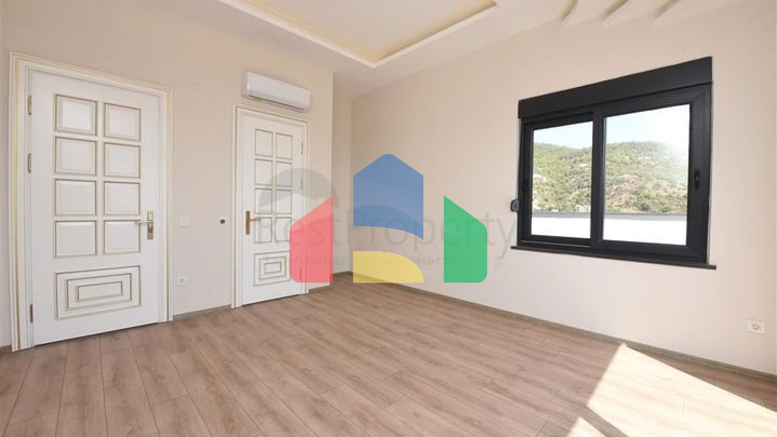 Простора вілла в центрі Аланії з красивим панорамним видом на море