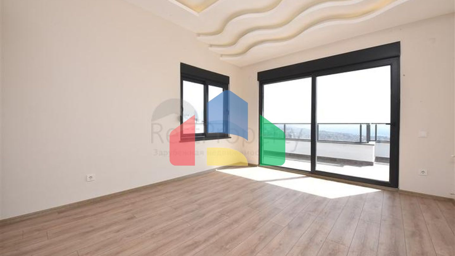 Простора вілла в центрі Аланії з красивим панорамним видом на море