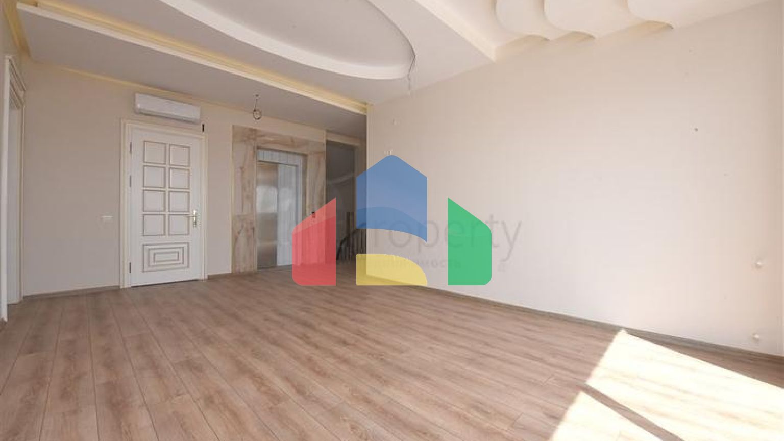 Простора вілла в центрі Аланії з красивим панорамним видом на море