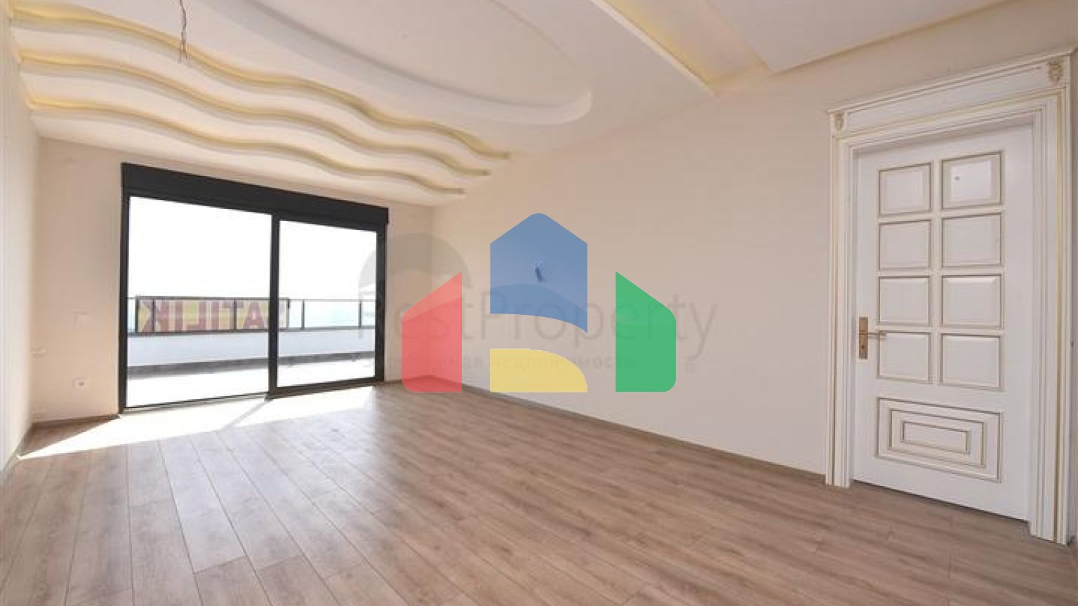 Простора вілла в центрі Аланії з красивим панорамним видом на море