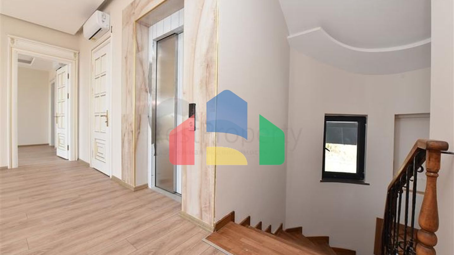 Простора вілла в центрі Аланії з красивим панорамним видом на море