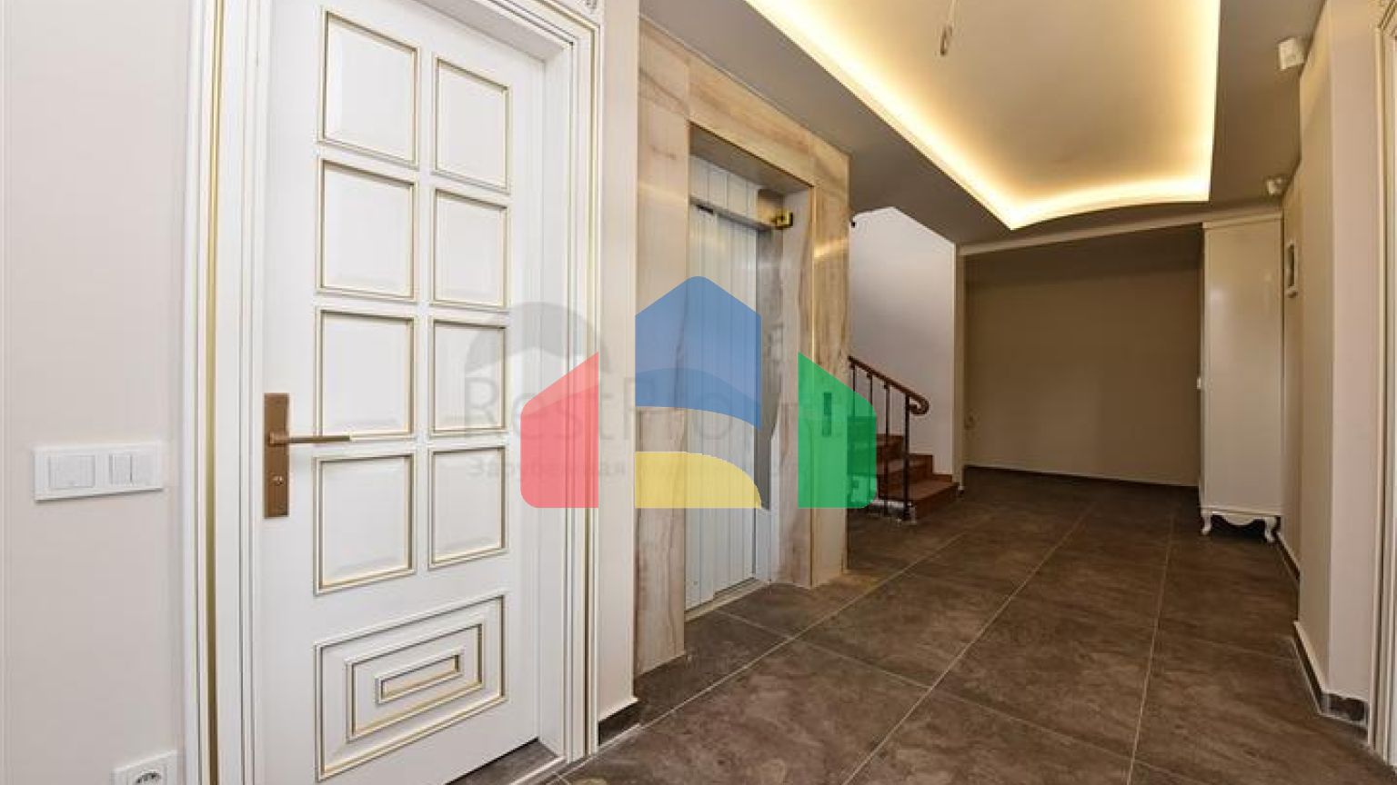 Простора вілла в центрі Аланії з красивим панорамним видом на море