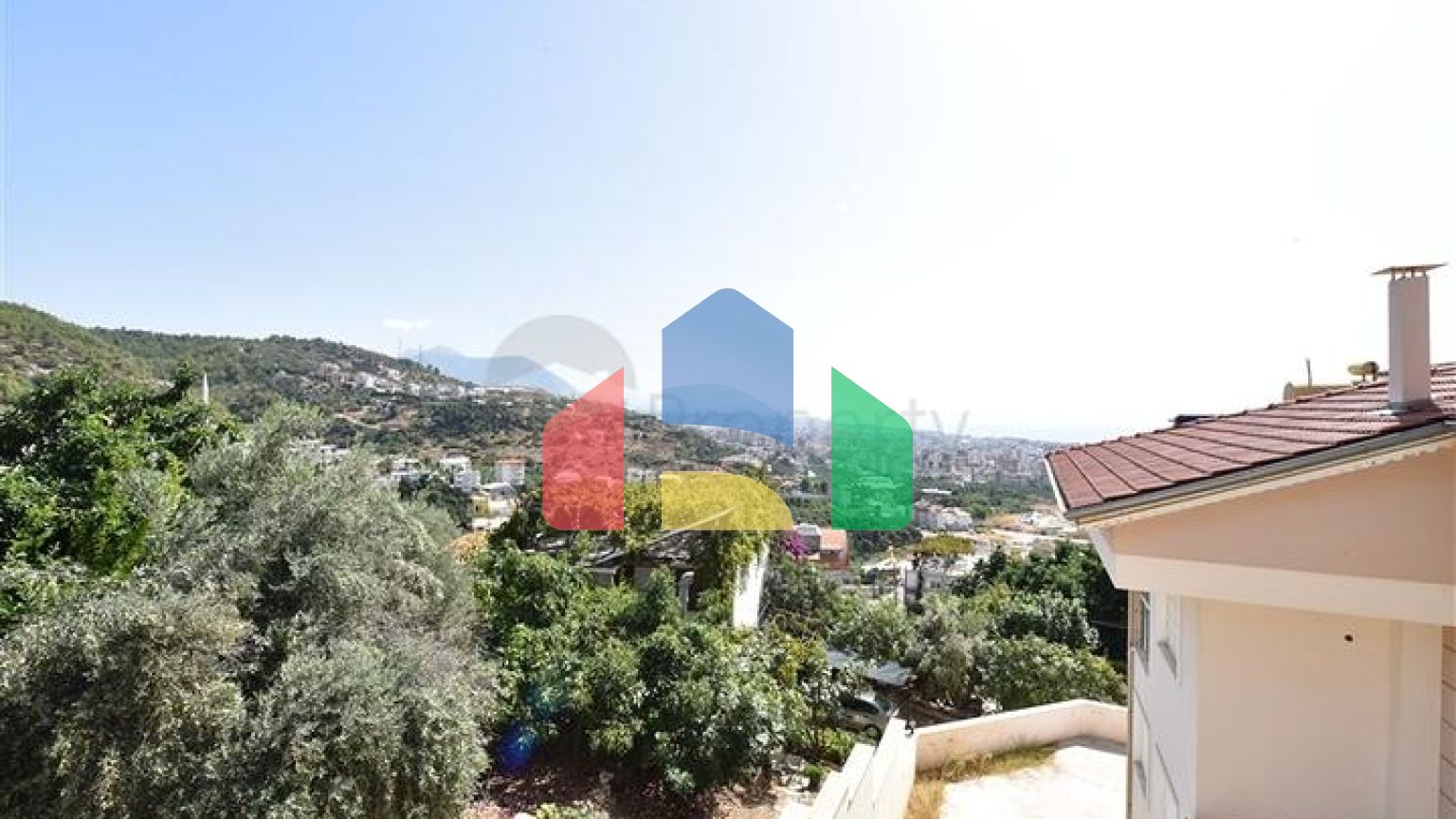 Простора вілла в центрі Аланії з красивим панорамним видом на море