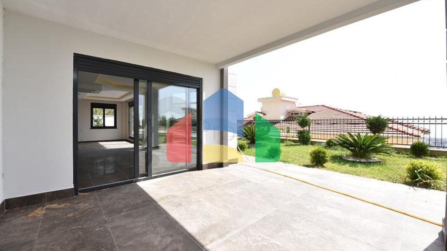 Простора вілла в центрі Аланії з красивим панорамним видом на море