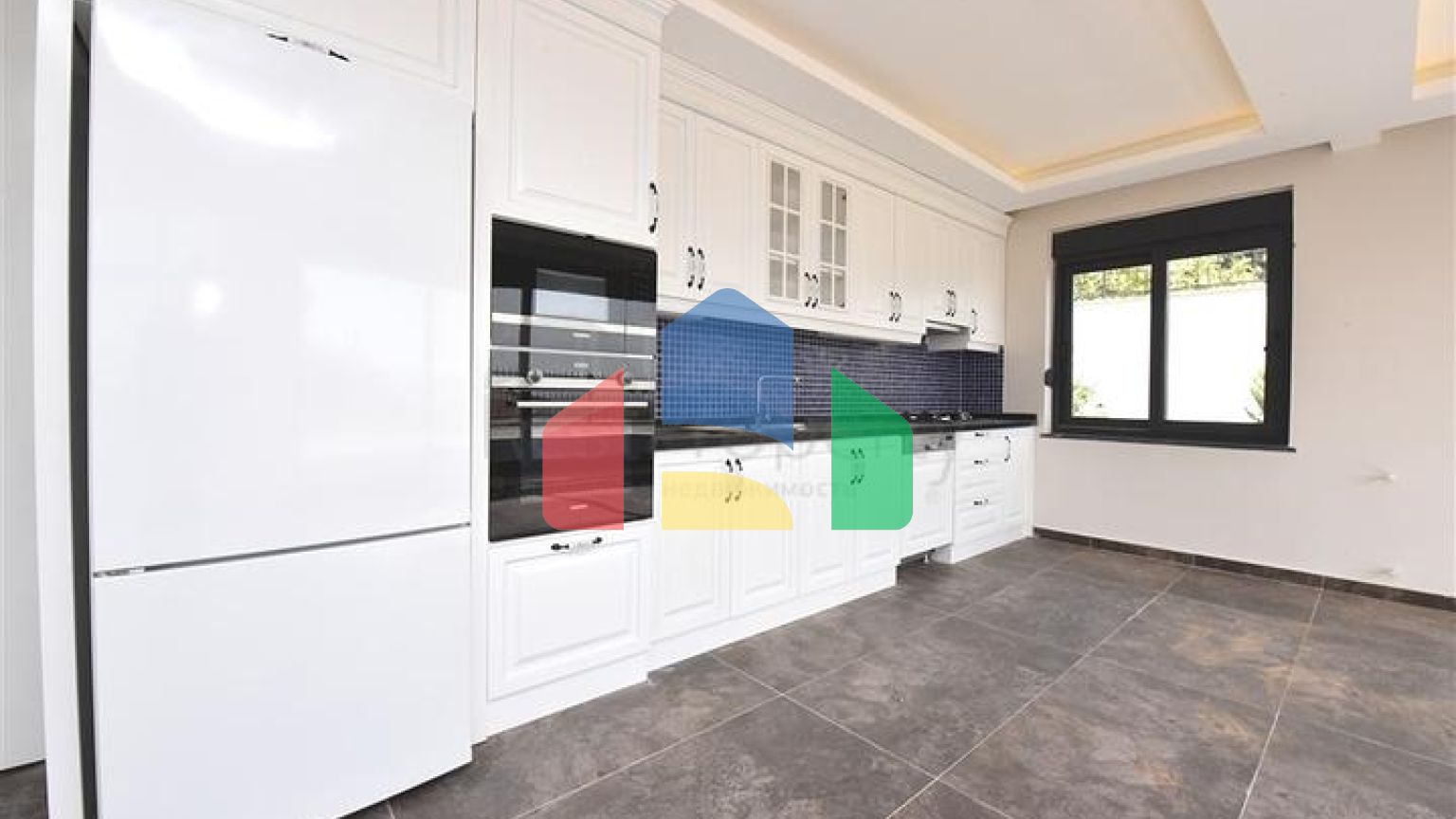 Простора вілла в центрі Аланії з красивим панорамним видом на море