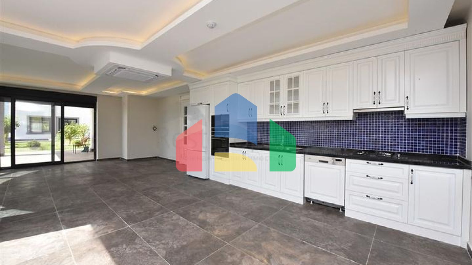 Простора вілла в центрі Аланії з красивим панорамним видом на море