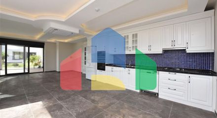 Простора вілла в центрі Аланії з красивим панорамним видом на море Простора вілла в центрі Аланії з красивим панорамним видом на море