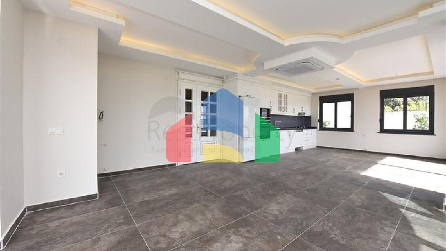 Простора вілла в центрі Аланії з красивим панорамним видом на море