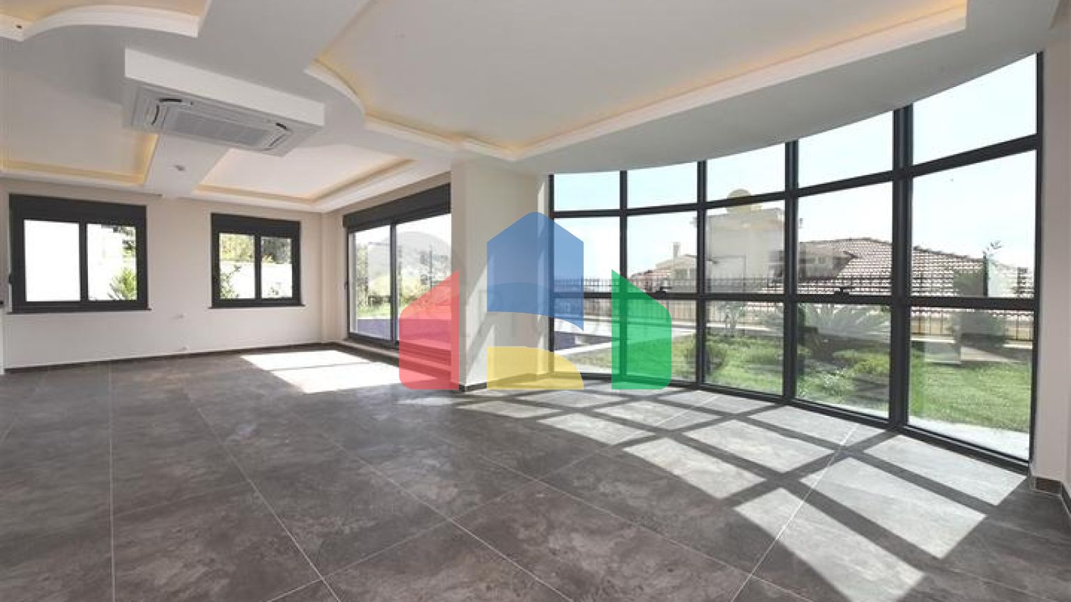 Простора вілла в центрі Аланії з красивим панорамним видом на море