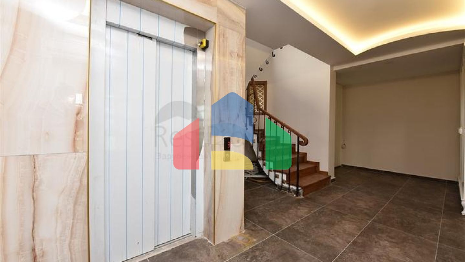 Простора вілла в центрі Аланії з красивим панорамним видом на море