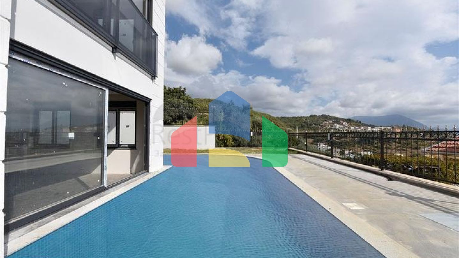 Простора вілла в центрі Аланії з красивим панорамним видом на море