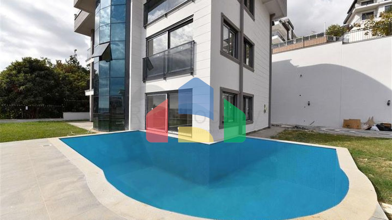 Простора вілла в центрі Аланії з красивим панорамним видом на море