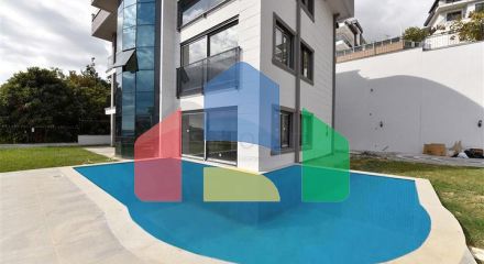 Простора вілла в центрі Аланії з красивим панорамним видом на море Простора вілла в центрі Аланії з красивим панорамним видом на море