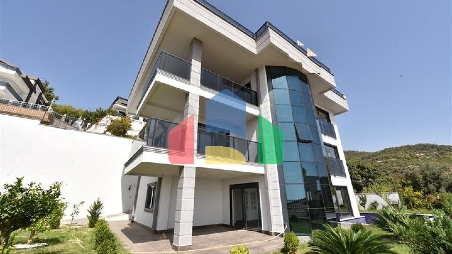 Простора вілла в центрі Аланії з красивим панорамним видом на море