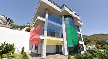 Простора вілла в центрі Аланії з красивим панорамним видом на море Простора вілла в центрі Аланії з красивим панорамним видом на море