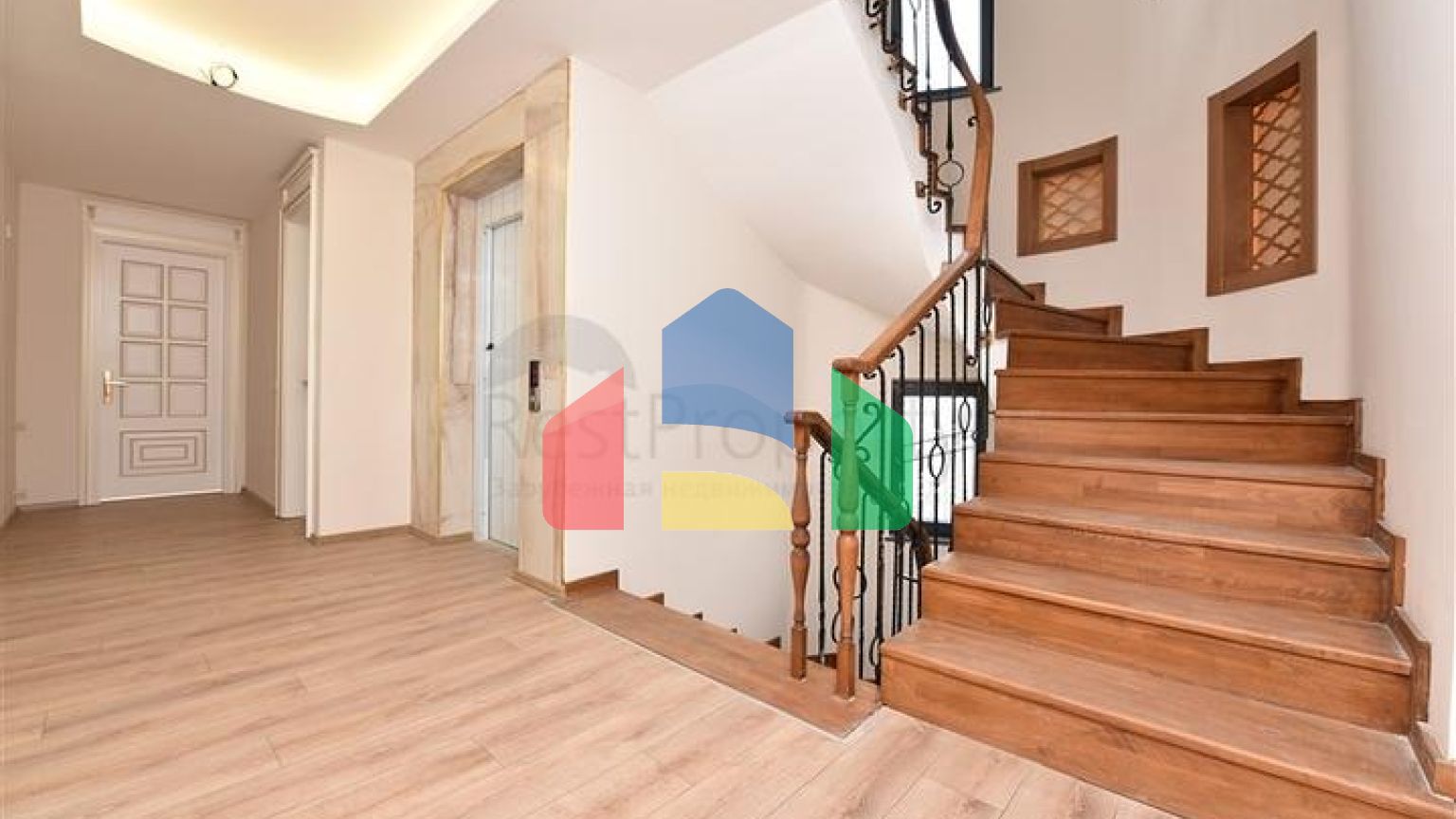 Простора вілла в центрі Аланії з красивим панорамним видом на море