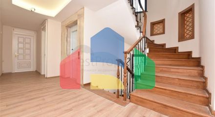 Простора вілла в центрі Аланії з красивим панорамним видом на море Простора вілла в центрі Аланії з красивим панорамним видом на море