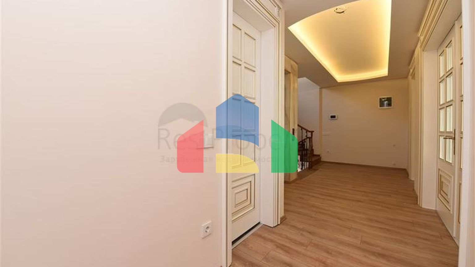 Простора вілла в центрі Аланії з красивим панорамним видом на море