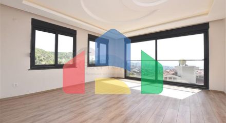 Простора вілла в центрі Аланії з красивим панорамним видом на море Простора вілла в центрі Аланії з красивим панорамним видом на море