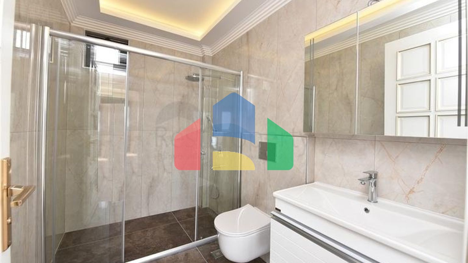 Простора вілла в центрі Аланії з красивим панорамним видом на море