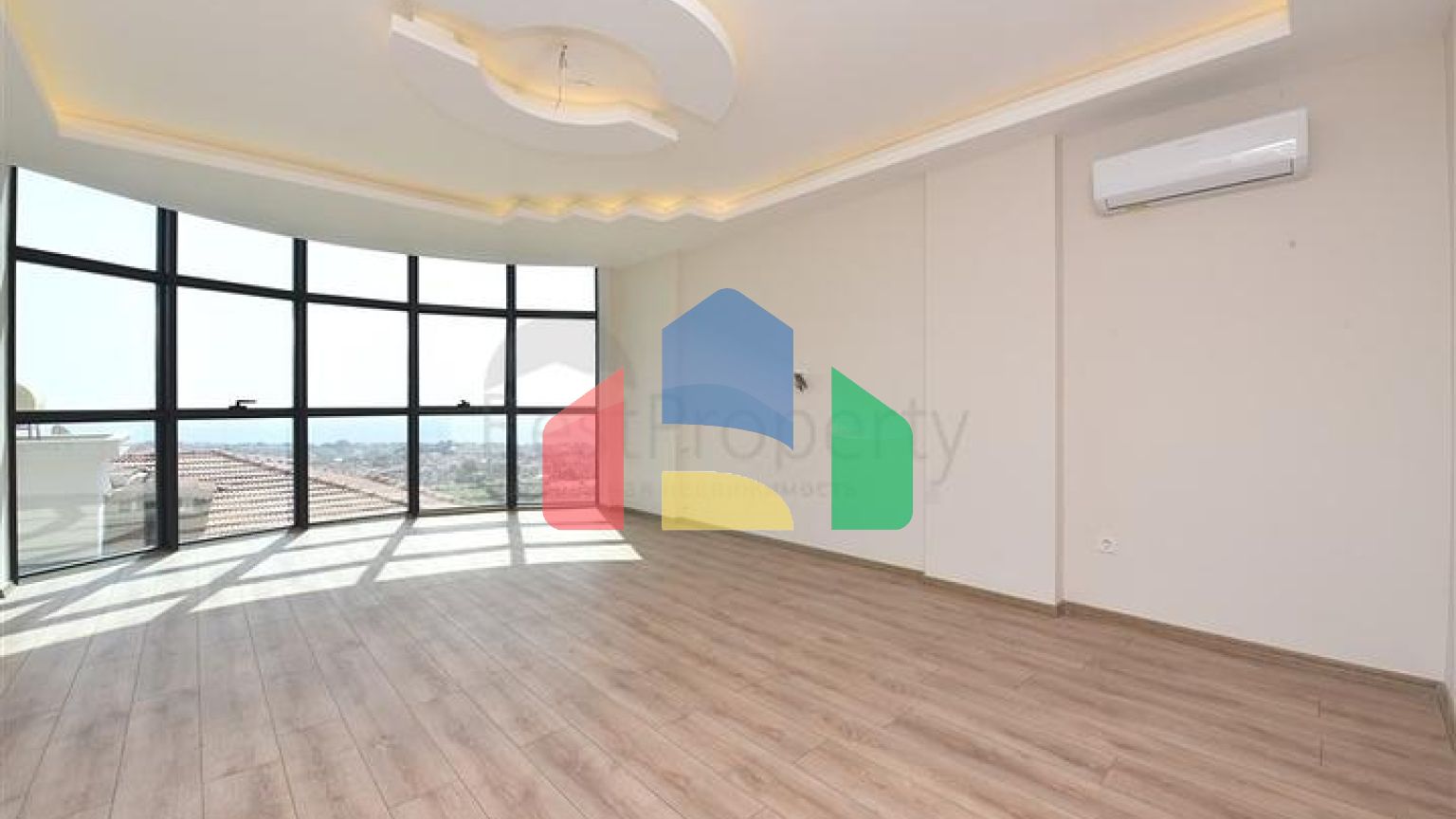 Простора вілла в центрі Аланії з красивим панорамним видом на море