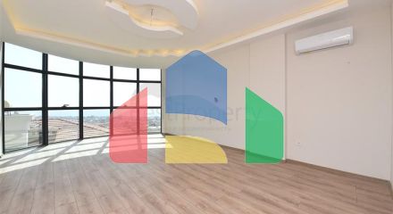 Простора вілла в центрі Аланії з красивим панорамним видом на море Простора вілла в центрі Аланії з красивим панорамним видом на море