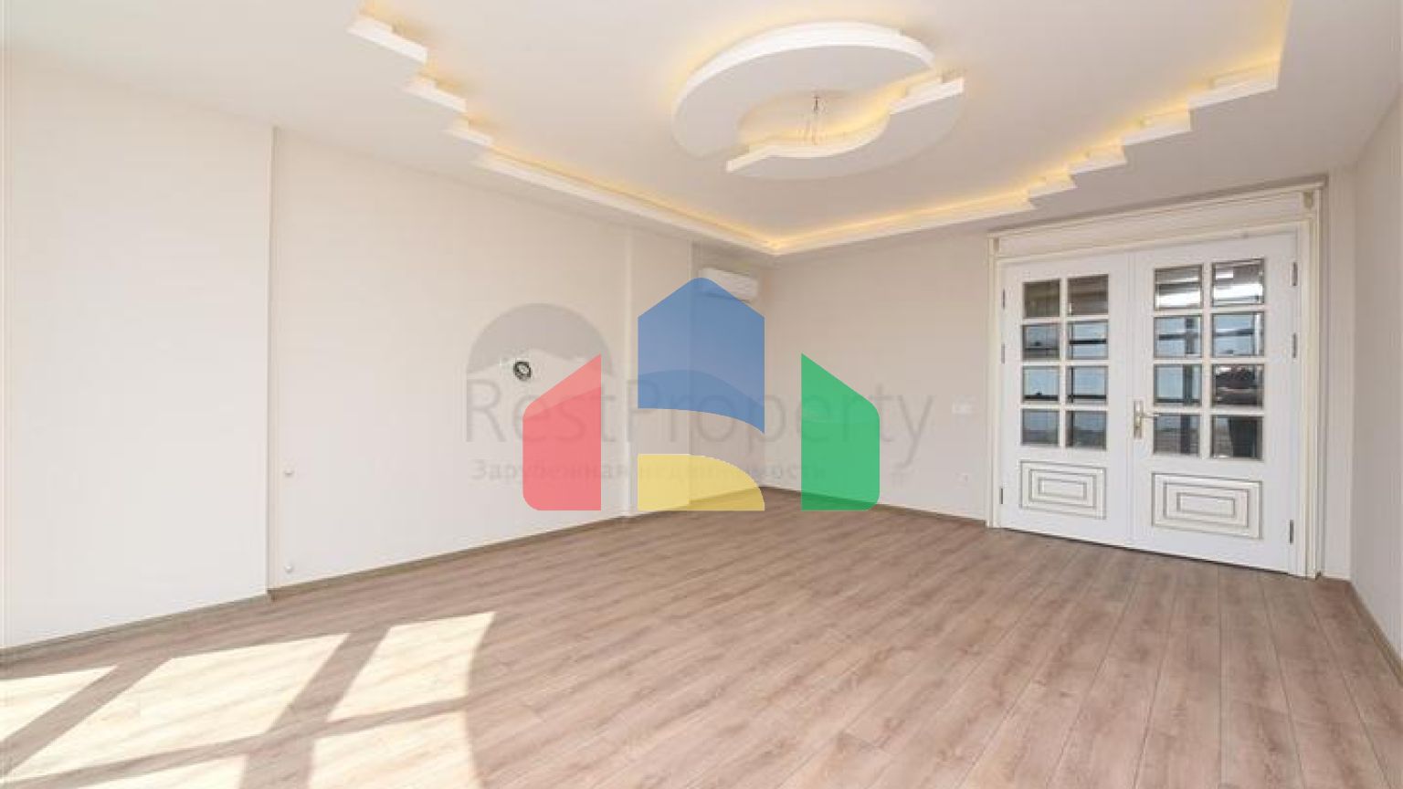 Простора вілла в центрі Аланії з красивим панорамним видом на море