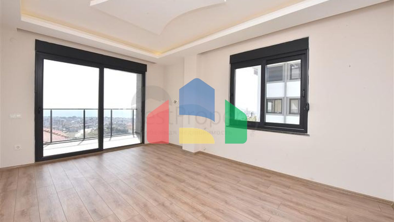 Простора вілла в центрі Аланії з красивим панорамним видом на море