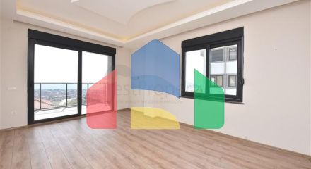 Простора вілла в центрі Аланії з красивим панорамним видом на море Простора вілла в центрі Аланії з красивим панорамним видом на море