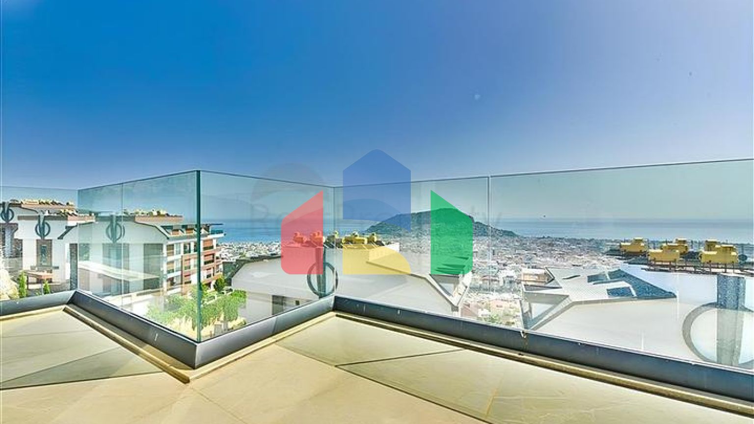 Вилла с видом на Средиземное море и Аланийскую крепость