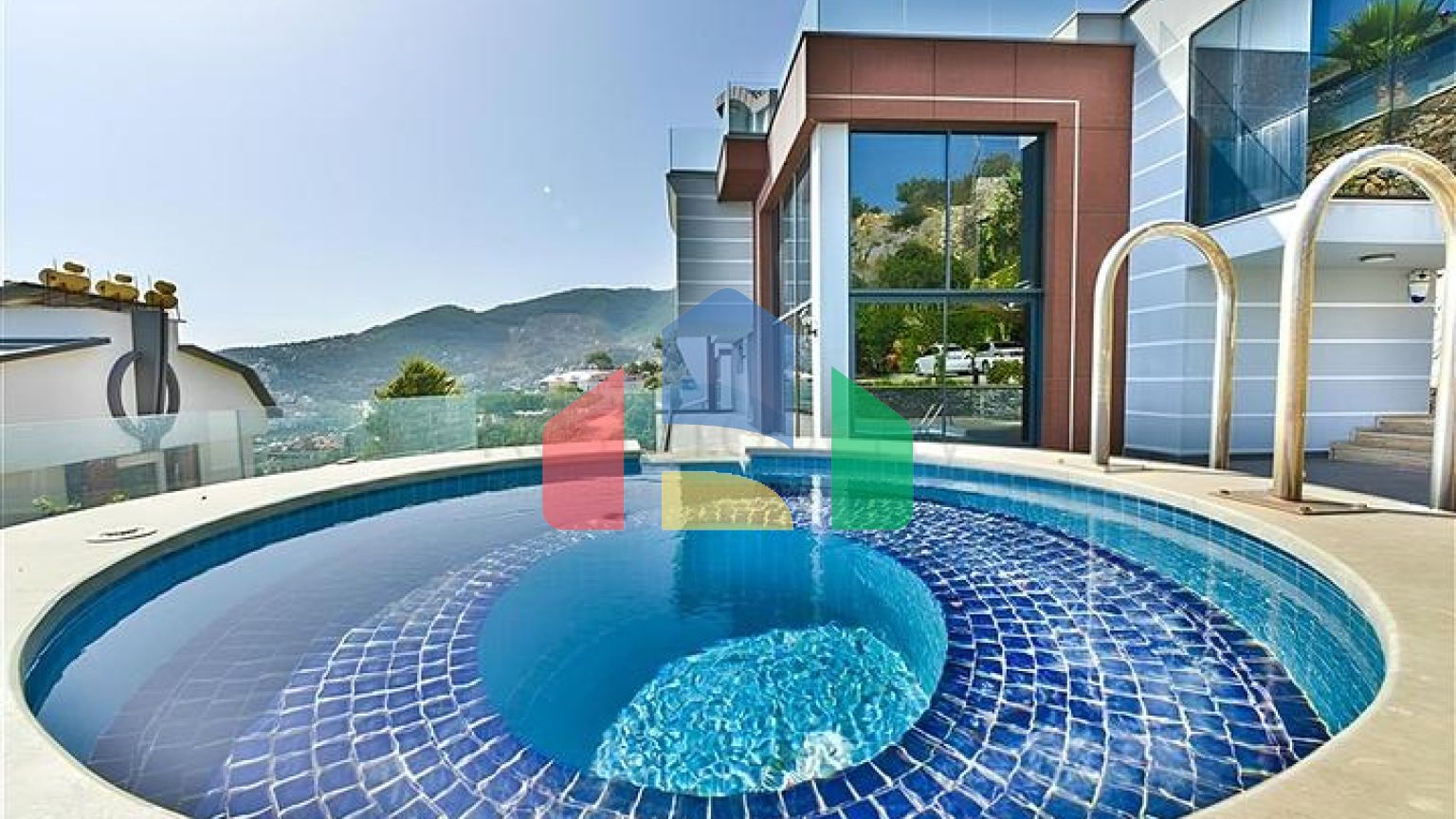 Вилла с видом на Средиземное море и Аланийскую крепость