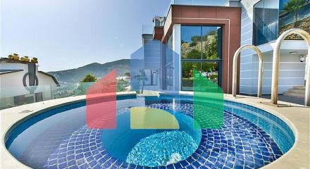 Вилла с видом на Средиземное море и Аланийскую крепость